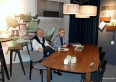Peter Joebsch van Zeitraum en agent Marc Ponsioen zitten aan de nieuwe Kuyu tafel. De poten van het meubelstuk zijn geïnspireerd op Afrikaanse oorlogsmaskers.